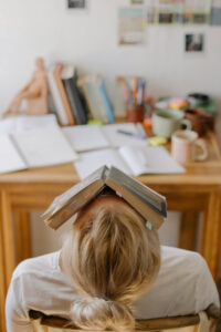 Frau mit Buch auf dem Kopf.