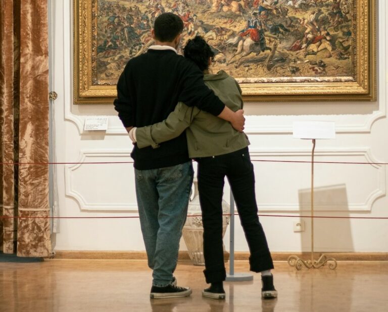 Mann und Frau im Museum vor einem Gemälde
